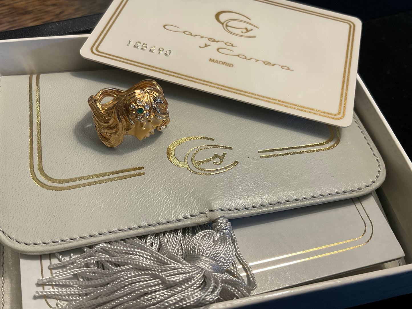 Modern 18KY gold, emerald and diamond Carrera y Carrera ring